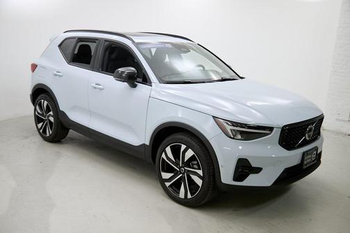 2024 Volvo XC40 B5 Plus Dark Theme