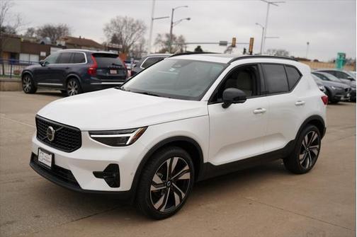 2025 Volvo XC40 B5 Plus Dark Theme
