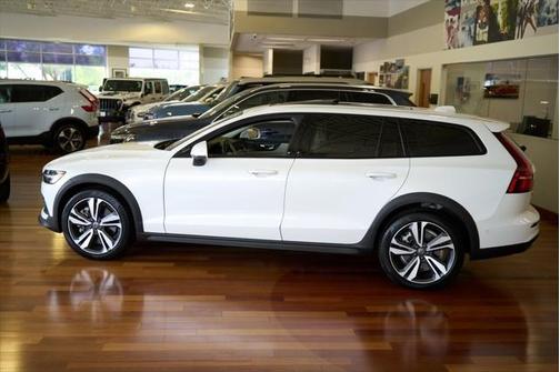 2025 Volvo V60 Cross Country B5 Plus