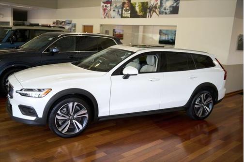 2025 Volvo V60 Cross Country B5 Plus