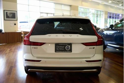 2025 Volvo V60 Cross Country B5 Plus