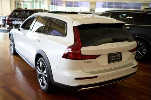 2025 Volvo V60 Cross Country B5 Plus