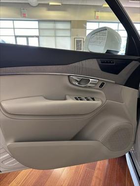 2025 Volvo XC90 B5 Plus