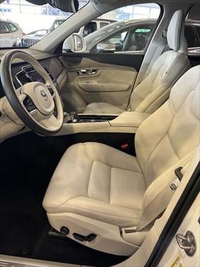 2025 Volvo XC90 B5 Plus