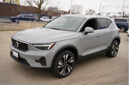 2025 Volvo XC40 B5 Plus Bright Theme