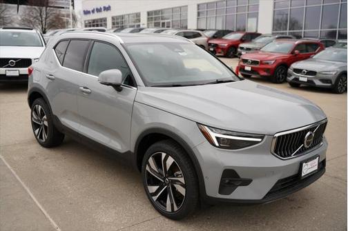 2025 Volvo XC40 B5 Plus Bright Theme