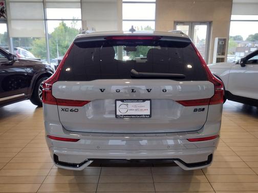 2026 Volvo XC60 B5 Ultra Black Edition