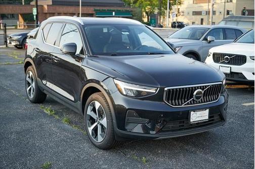 2025 Volvo XC40 Core Bright Theme