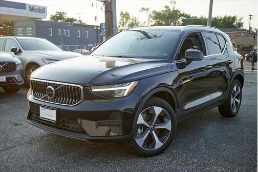 2025 Volvo XC40 Core Bright Theme