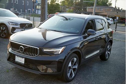 2025 Volvo XC40 Core Bright Theme
