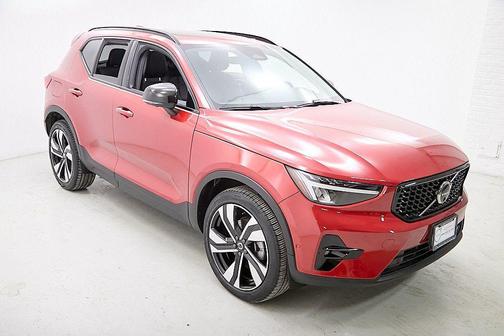 2023 Volvo XC40 B5 Plus Dark Theme