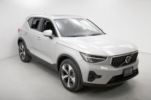 2023 Volvo XC40 B5 Ultimate Bright Theme