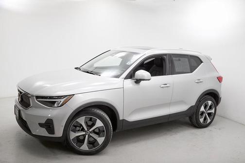 2023 Volvo XC40 B5 Ultimate Bright Theme