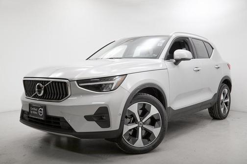 2023 Volvo XC40 B5 Ultimate Bright Theme
