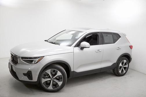 2023 Volvo XC40 B5 Ultimate Bright Theme