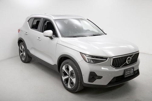 2023 Volvo XC40 B5 Ultimate Bright Theme