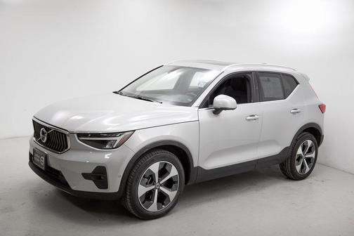 2023 Volvo XC40 B5 Ultimate Bright Theme