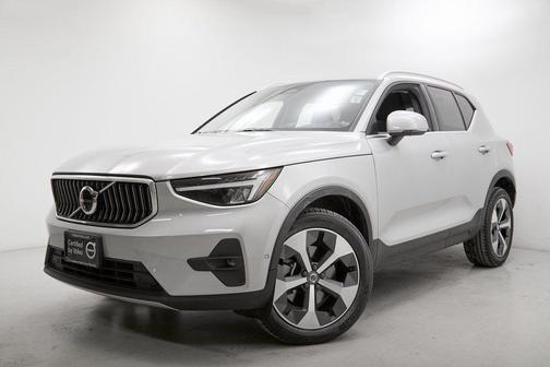 2023 Volvo XC40 B5 Ultimate Bright Theme