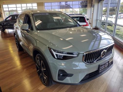 2024 Volvo XC40 B5 Ultimate Bright Theme