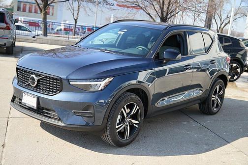 2026 Volvo XC40 Core, B5 AWD Gas (mild hybrid), Dark