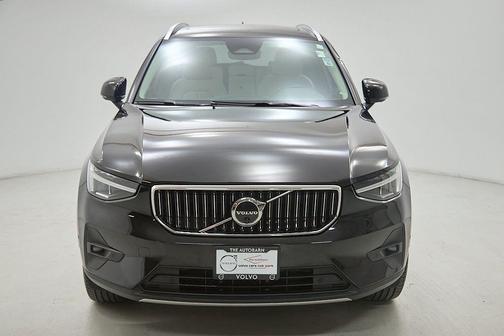 Onyx Black Metallic 2023 Volvo XC40 B5 Plus Bright Theme