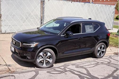 2025 Volvo XC40 B5 Core Bright Theme