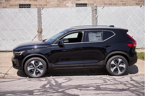 2025 Volvo XC40 B5 Core Bright Theme