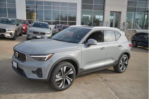 2025 Volvo XC40 B5 Plus Bright Theme