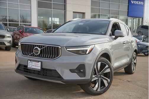 2025 Volvo XC40 B5 Plus Bright Theme