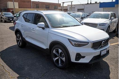 2025 Volvo XC40 B5 Plus Bright Theme
