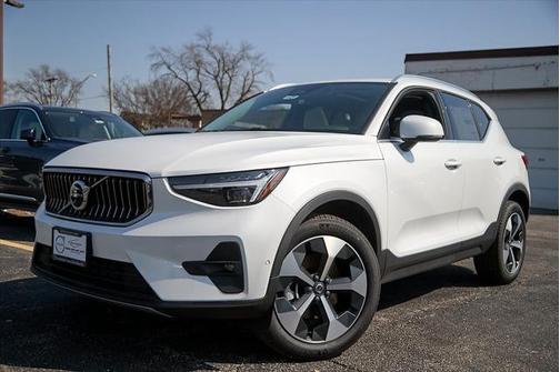 2025 Volvo XC40 B5 Plus Bright Theme