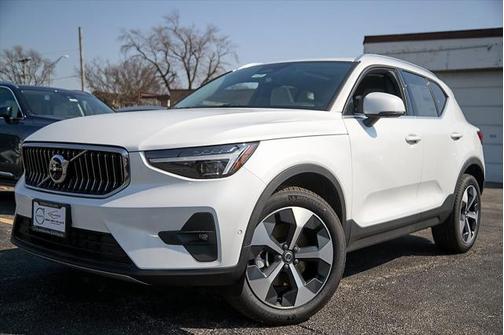 2025 Volvo XC40 B5 Plus Bright Theme