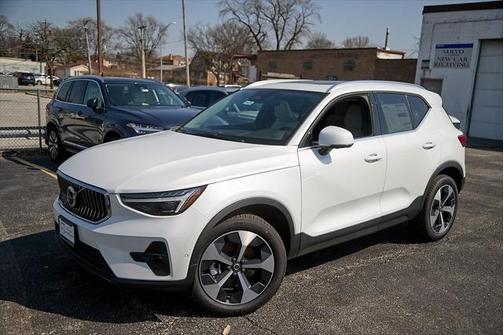 2025 Volvo XC40 B5 Plus Bright Theme