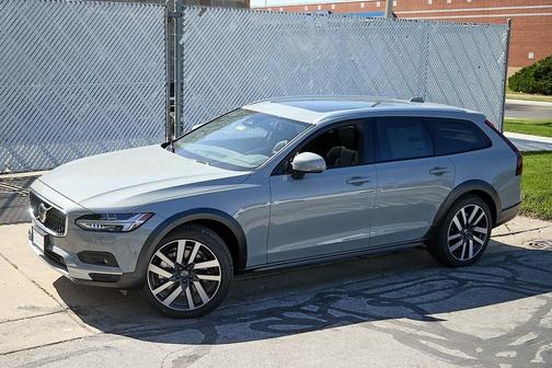 2025 Volvo V90 Cross Country B6 Plus