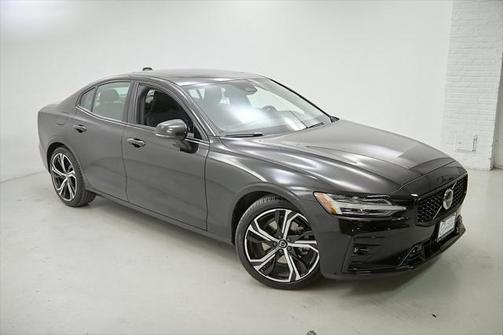 2024 Volvo S60 B5 Core Dark Theme