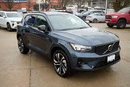 2026 Volvo XC40 Ultra, B5 AWD Gas (mild hybrid), Dark