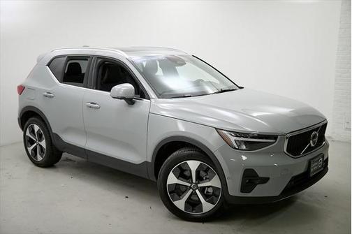 2025 Volvo XC40 B5 Plus Bright Theme