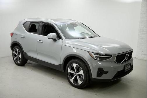 2025 Volvo XC40 B5 Plus Bright Theme