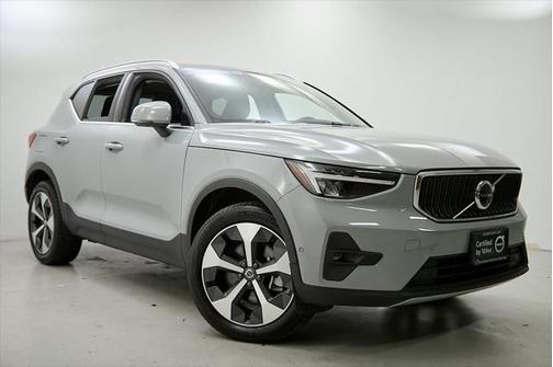 2025 Volvo XC40 B5 Plus Bright Theme