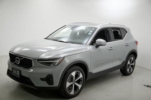 2025 Volvo XC40 B5 Plus Bright Theme