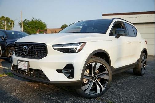2025 Volvo XC40 B5 Plus Dark Theme