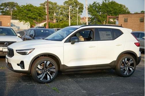 2025 Volvo XC40 B5 Plus Dark Theme