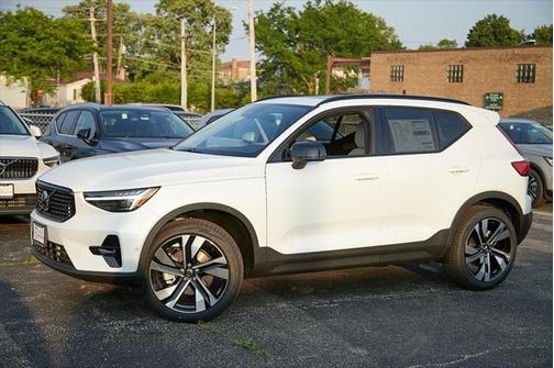 2025 Volvo XC40 B5 Plus Dark Theme