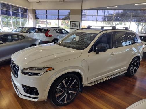 2023 Volvo XC90 Recharge Plug-In Hybrid T8 Ultimate Dark Theme 7-Seater