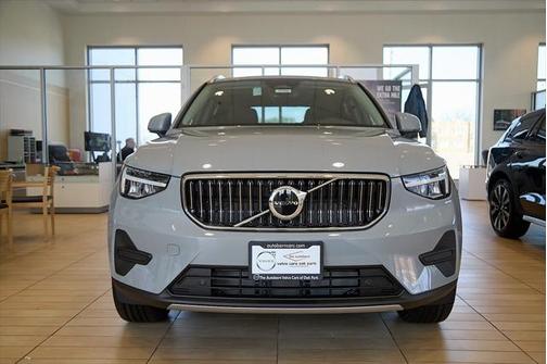 2025 Volvo XC40 B5 Core Bright Theme