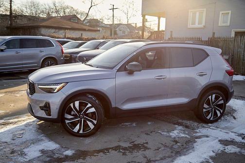 2026 Volvo XC40 Ultra, B5 AWD Gas (mild hybrid), Dark