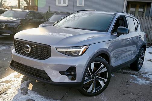 2026 Volvo XC40 Ultra, B5 AWD Gas (mild hybrid), Dark