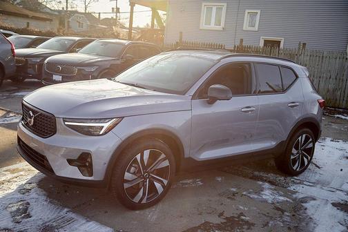 2026 Volvo XC40 Ultra, B5 AWD Gas (mild hybrid), Dark