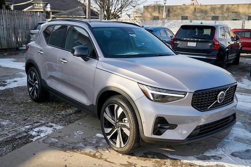 2026 Volvo XC40 Ultra, B5 AWD Gas (mild hybrid), Dark