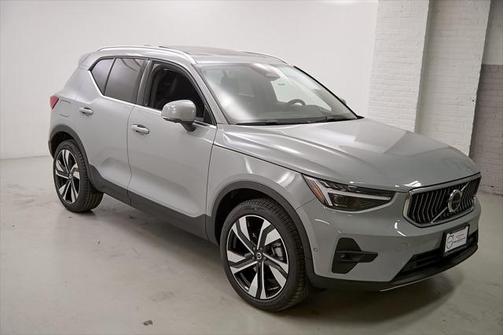 2025 Volvo XC40 B5 Plus Bright Theme